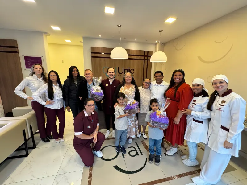 Equipe da OralUnic Tijucas reunida na recepção da clínica